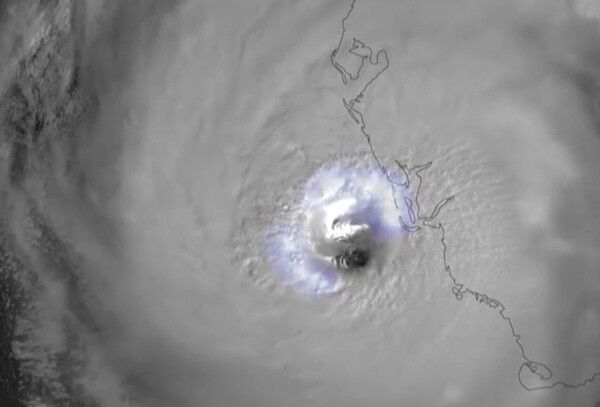 Ο τυφώνας «Ίαν» έφτασε στη Φλόριντα -Για «ιστορική» καταιγίδα προειδοποιούν οι μετεωρολόγοι