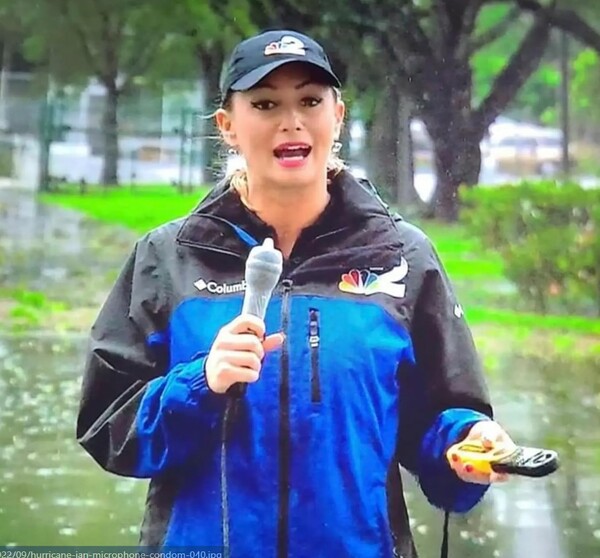 Δημοσιογράφος έβαλε προφυλακτικό στο μικρόφωνο για live από τον τυφώνα της Φλόριντα