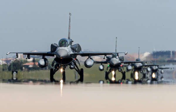 Τροπολογία Μενέντεζ βάζει όρους στην Τουρκία για τα F-16 - «Δε θα χρησιμοποιούνται για υπερπτήσεις κατά της Ελλάδας»