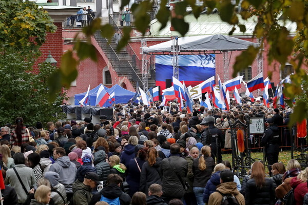 «Σόου» Πούτιν στην Κόκκινη Πλατεία μετά την προσάρτηση ουκρανικών εδαφών - «Η νίκη θα είναι δική μας!»