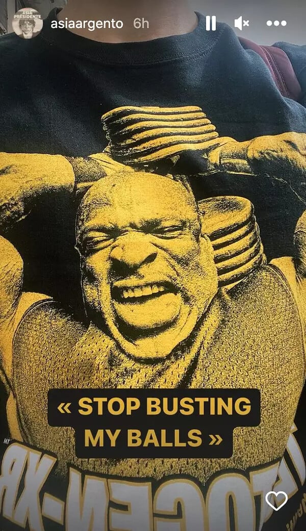 Η Άζια Αρτζέντο απαντά με ένα T-Shirt για τα τελευταία μηνύματα με τον Άντονι Μπουρντέν