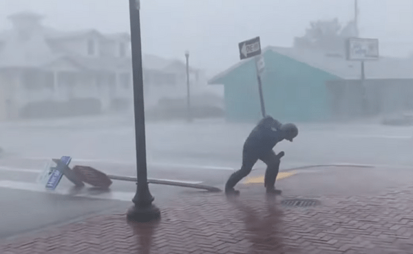 Κυκλώνας Ίαν: Μετεωρολόγος δίνει μάχη για να μην τον παρασύρει ο άνεμος - «Δεν μπορώ να σταθώ όρθιος»