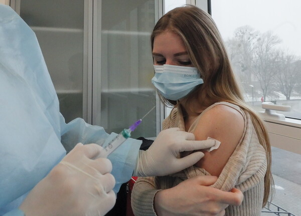 Σουηδία: Η χώρα θα σταματήσει τους εμβολιασμούς των εφήβων κατά της Covid-19	