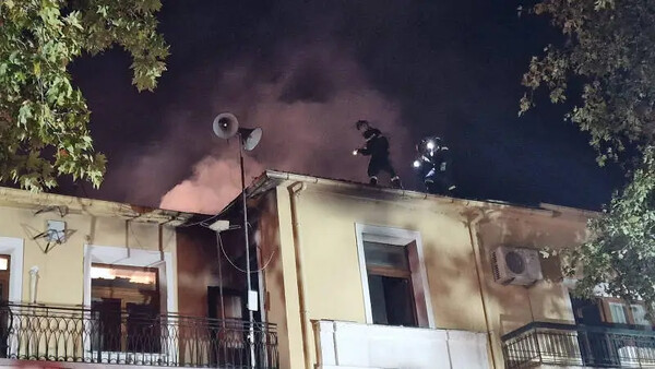 Κοζάνη: Καταστράφηκε ολοσχερώς τμήμα του ιστορικού δημαρχείου Σερβίων μετά από φωτιά