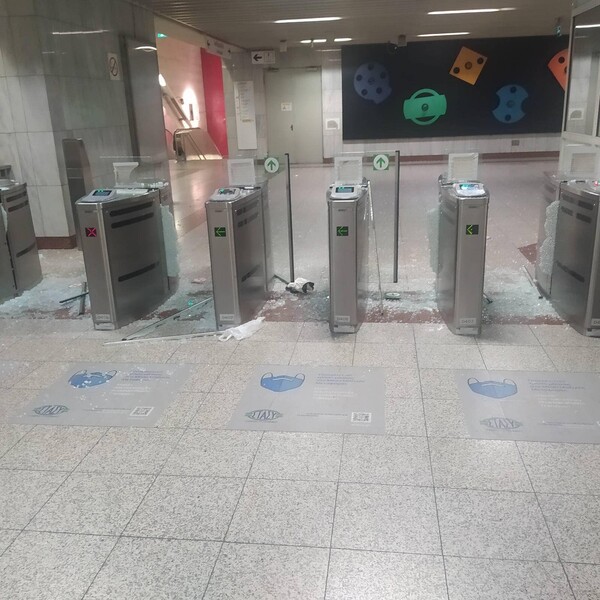 Βανδαλισμός του σταθμού του μετρό «Συγγρού – Φιξ» από ομάδα 15 ατόμων