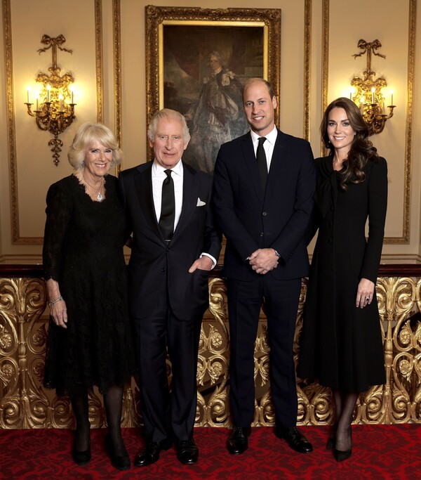 Το νέο βασιλικό πορτρέτο: Κάρολος, Καμίλα, Γουίλιαμ και Κέιτ ποζάρουν μία μέρα πριν την κηδεία της Ελισάβετ