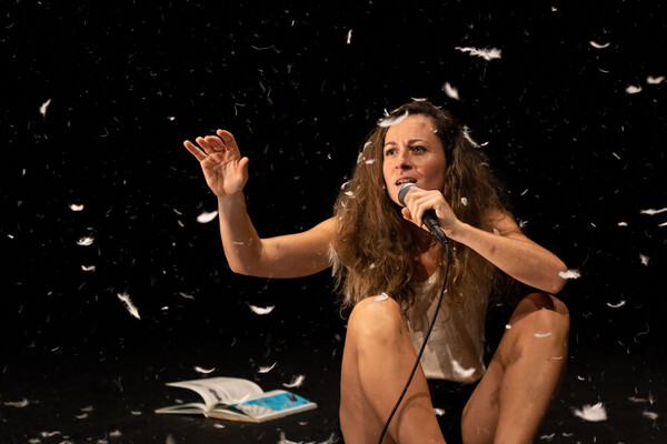 GOLD: Η Άννα Λεμονάκη κάνει θέατρο στην Ελβετία για τη δόξα και την αποτυχία