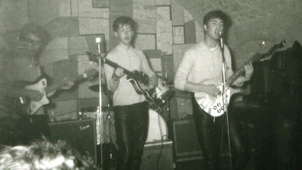Οι The Beatles πριν γίνουν θρύλοι: Σπάνιες φωτογραφίες από τις πρώτες συναυλίες τους