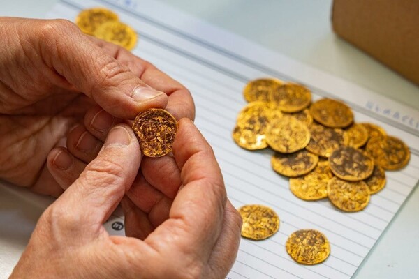 Σπουδαία ανακάλυψη: 44 χρυσά νομίσματα ήταν κρυμμένα σε μυστική κρύπτη από τον 7ο αιώνα