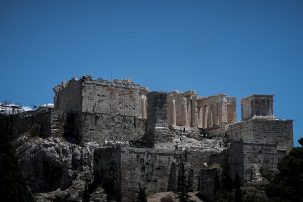 Ακρόπολη: Αυτοκτονία ο θάνατος της γυναίκας που έπεσε στο κενό