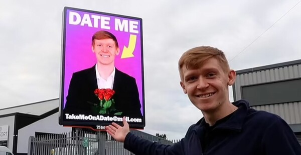 Μοναχικός 20άρης αγόρασε διαφημιστική πινακίδα για να βγει το πρώτο του ραντεβού