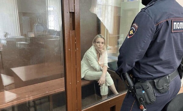 Ρωσία: Απέδρασε η δημοσιογράφος Μαρίνα Οβσιανίκοβα- Μπήκε στη λίστα καταζητούμενων