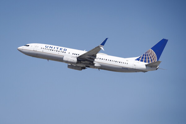 Συναγερμός σε πτήση της United Airlines: Επιβάτης έχασε τη ζωή της στον αέρα