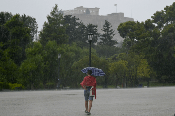 Καιρός: Πτώση της θερμοκρασίας και καταιγίδες σήμερα