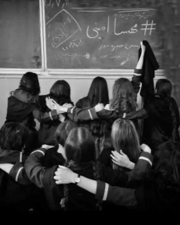 Ιράν: Η επανάσταση των γυναικών περνά στα σχολεία, μαθήτριες βγάζουν το χιτζάμπ στις τάξεις