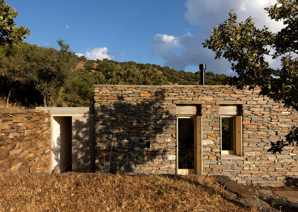 Ένα απλό πετρόχτιστο δωμάτιο με εξοχικό κήπο στη Κέα απέσπασε βραβείο Aρχιτεκτονικής ΕΙΑ 