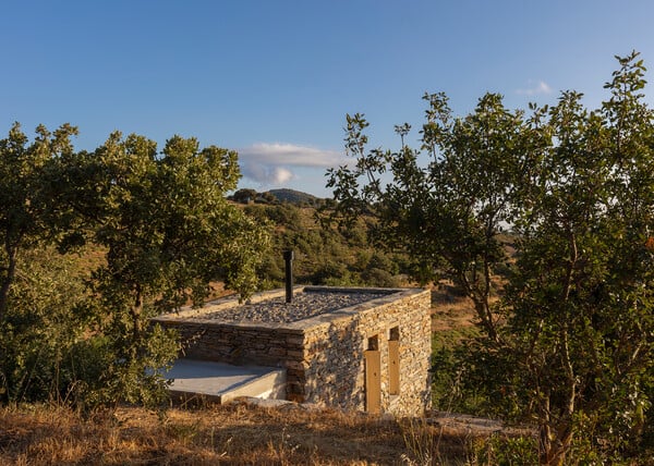 Ένα απλό πετρόχτιστο δωμάτιο με εξοχικό κήπο στη Κέα απέσπασε βραβείο Aρχιτεκτονικής ΕΙΑ