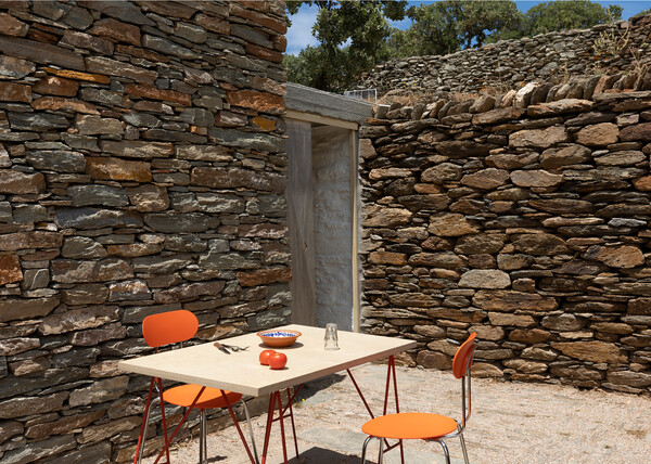 Ένα απλό πετρόχτιστο δωμάτιο με εξοχικό κήπο στη Κέα απέσπασε βραβείο Aρχιτεκτονικής ΕΙΑ 