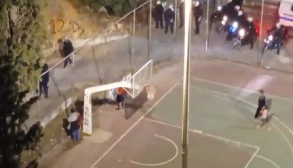 Εξάρχεια: O Σύλλογος Γονέων 36ου Δημοτικού Σχολείου Αθηνών καταγγέλλει τον άγριο ξυλοδαρμό γονιού από αστυνομικούς