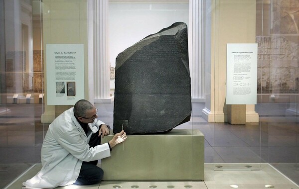 Αιγύπτιοι αρχαιολόγοι ζητούν από το Βρετανικό Μουσείο να επιστρέψει την Στήλη της Ροζέτας