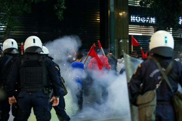 Ένταση στο κέντρο της Αθήνας: Συμπλοκές και δακρυγόνα σε πορεία κατά της ενεργειακής ακρίβειας