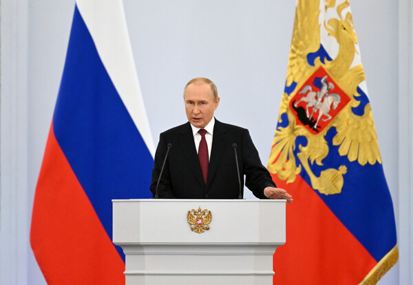 Ο Βλαντίμιρ Πούτιν σε ομιλία μπροστά από ρωσικές σημαίες