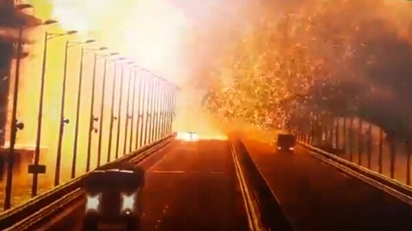 Η στιγμή της έκρηξης στη γέφυρα που συνδέει τη Ρωσία με την Κριμαία