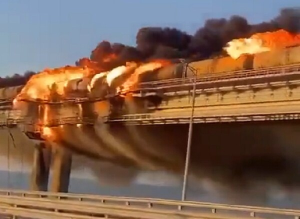 Ουκρανία: Ισχυρή έκρηξη στη γέφυρα που συνδέει τη Ρωσία με την Κριμαία