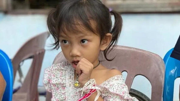 Έμι, η μοναδική επιζώσα: 3χρονη γλίτωσε από το μακελειό στην Ταϊλάνδη επειδή κοιμόταν