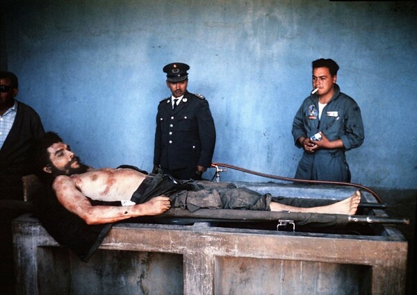Η σωρός του Τσε Γκεβάρα εκτίθεται μία ημέρα μετά την εκτέλεση του