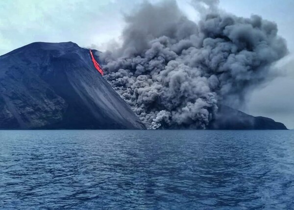 Εξερράγη το ηφαίστειο Στρόμπολι στην Ιταλία - 