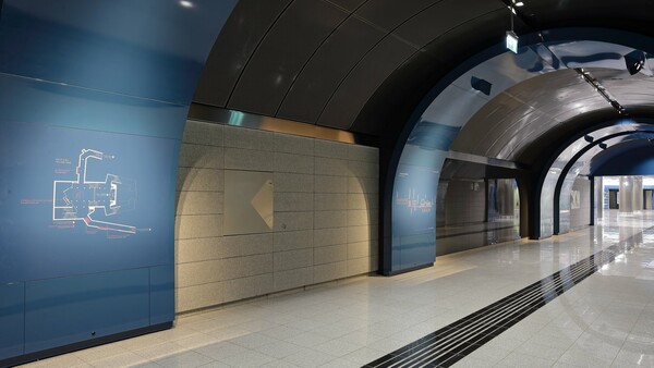 Μέσα στον σταθμό Μετρό του Δημοτικού Θεατρού –Ωδή στο νερό, όλα μπλε