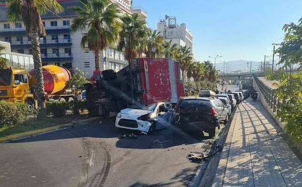 Παλιά παραλιακή: Φορτηγό έπεσε πάνω σε σταθμευμένα αυτοκίνητα, στο ύψος του Metropolitan 
