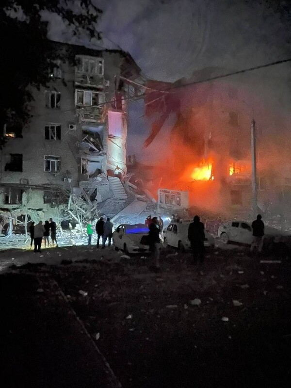 Ουκρανία: Νέος βομβαρδισμός καταστρέφει πολυκατοικία - «Υπάρχουν τραυματίες» 