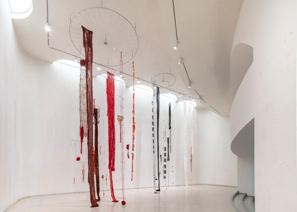 Τα επικά υφαντά έργα της Σεσίλια Βικούνια στην Tate Modern στο Λονδίνο
