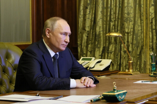 Ο Βλαντίμιρ Πούτιν κάθεται σε τραπέζι