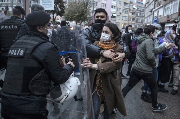 Κομισιόν: Οπισθοδρόμηση της Τουρκίας σε δημοκρατία και θεμελιώδη δικαιώματα – Σε τέλμα οι ενταξιακές συζητήσεις 