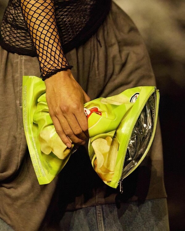 Η νέα τσάντα του οίκου Balenciaga μοιάζει με σακούλα από πατατάκια Lay's- και κοστίζει 1.800 δολάρια
