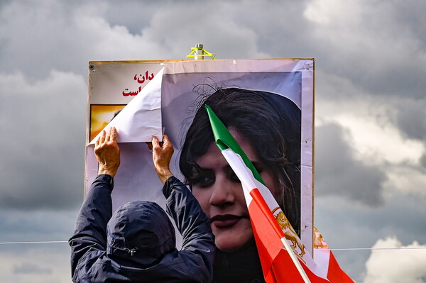 Πάνω από χίλιοι διαδηλωτές έχουν συλληφθεί στο Ιράν- τρεις ιστορίες, όμως, ξεχωρίζουν