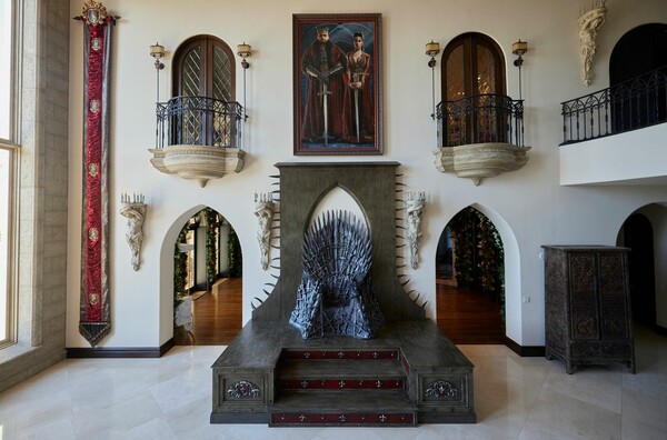 Το «Game of Thrones» συναντά το «Harry Potter» στο πιο ευφάνταστα αλλόκοτο σπίτι του Μπέβερλι Χιλς
