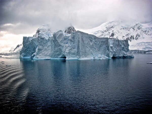 Ανταρκτική: Παγετώνας λιώνει με ρυθμό 70,8 δισ. τόνους ετησίως λόγω του θερμού θαλασσινού νερού