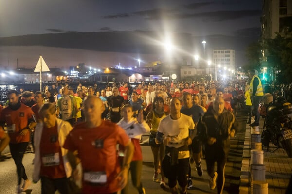 Θεσσαλονίκη: Εικόνες από τον διεθνή νυχτερινό ημιμαραθώνιο - Τουλάχιστον 15.000 δρομείς