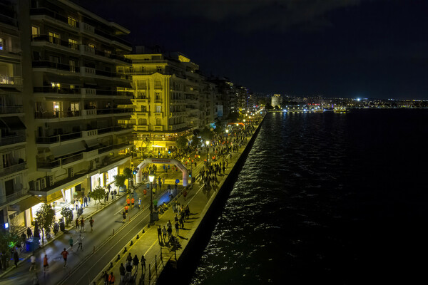 Θεσσαλονίκη: Εικόνες από τον διεθνή νυχτερινό ημιμαραθώνιο - Τουλάχιστον 15.000 δρομείς