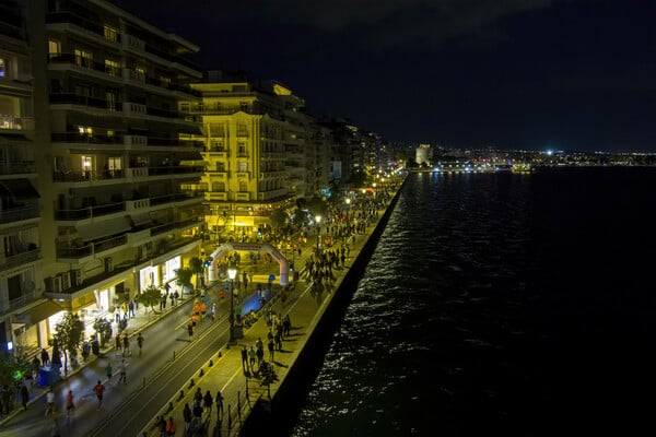 Θεσσαλονίκη: Εικόνες από τον διεθνή νυχτερινό ημιμαραθώνιο - Τουλάχιστον 15.000 δρομείς