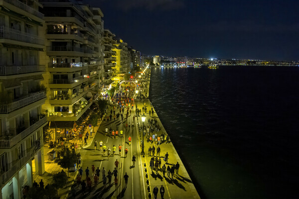 Θεσσαλονίκη: 15.000 δρομείς στον διεθνή νυχτερινό ημιμαραθώνιο - Στη μνήμη του Αλέξανδρου Νικολαΐδη