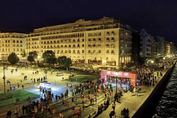 Θεσσαλονίκη: 15.000 δρομείς στον διεθνή νυχτερινό ημιμαραθώνιο - Στη μνήμη του Αλέξανδρου Νικολαΐδη