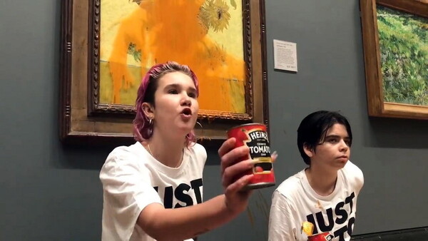 Απαγγέλθηκαν κατηγορίες στις ακτιβίστριες που πέταξαν σούπα στον πίνακα του Βαν Γκογκ