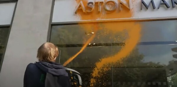 Λονδίνο: Ακτιβιστής για το κλίμα έριξε μπογιά την βιτρίνα της Aston Martin