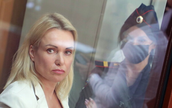 «Η Ρωσίδα δημοσιογράφος Μαρίνα Οβσιανίκοβα βρίσκεται στην Ευρώπη μαζί με την κόρη της» λέει ο δικηγόρος της