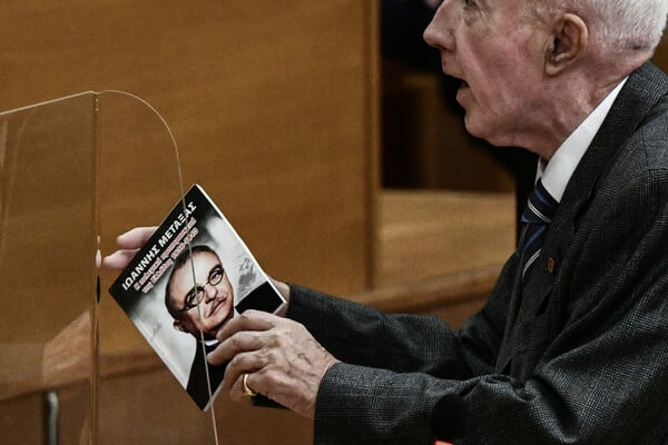 Αμετανόητος ο Κωνσταντίνος Πλεύρης: Χαιρέτισε ξανά ναζιστικά